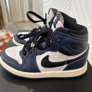 Navy and white Jordan 1 trainers no box size 9C